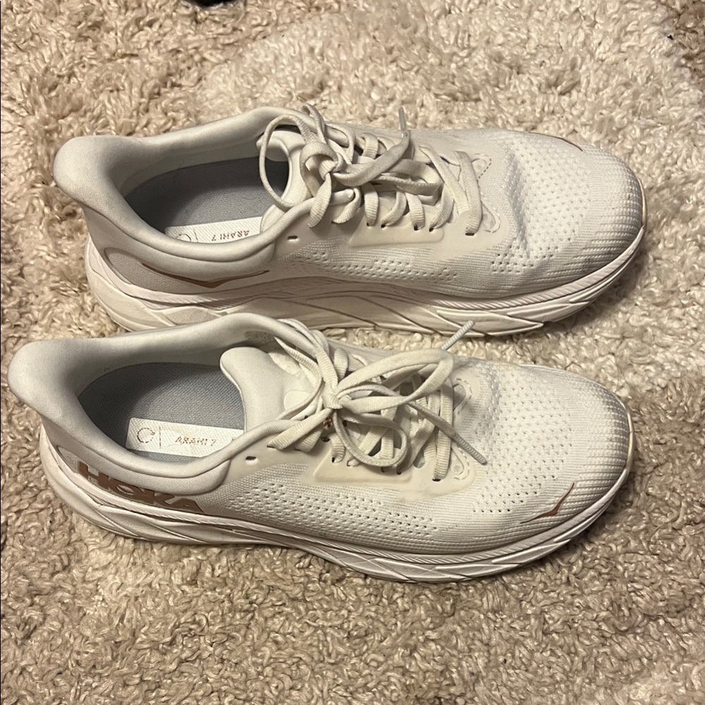 Hoka Arahi 7 White Sneakers